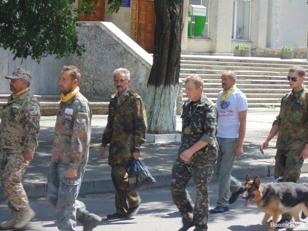 У Луцьку козаки і революціонери влаштували ходу в пам’ять про перемогу над Москвою. ФОТО