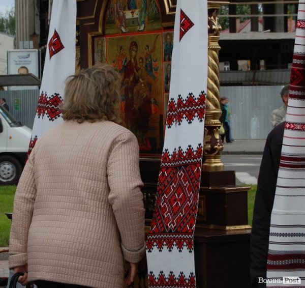 У Луцьку хотіли скласти найдовший рушник, але не змогли. ФОТО 