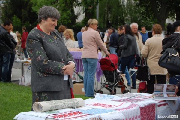 У Луцьку хотіли скласти найдовший рушник, але не змогли. ФОТО 