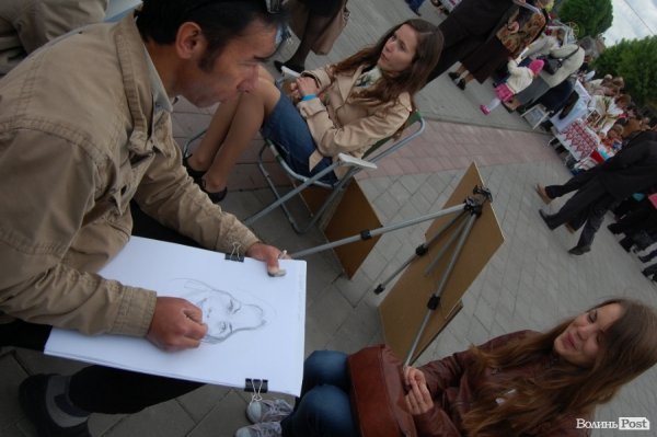 У Луцьку хотіли скласти найдовший рушник, але не змогли. ФОТО 