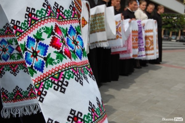 У Луцьку хотіли скласти найдовший рушник, але не змогли. ФОТО 