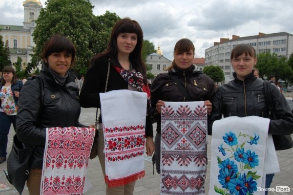 У Луцьку хотіли скласти найдовший рушник, але не змогли. ФОТО 