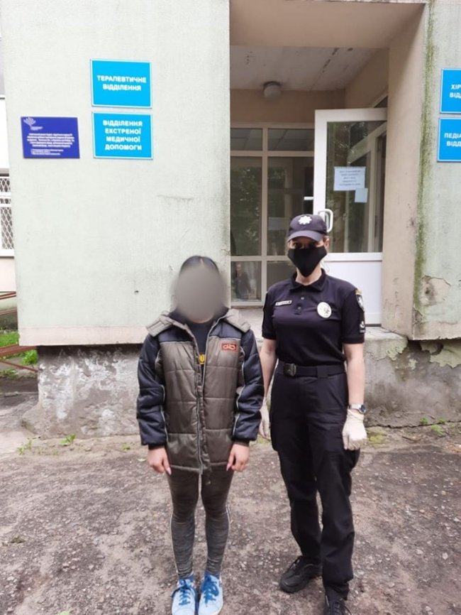 Знущання з дитини: на Луганщині жінка посадила свою доньку на ланцюг. ФОТО