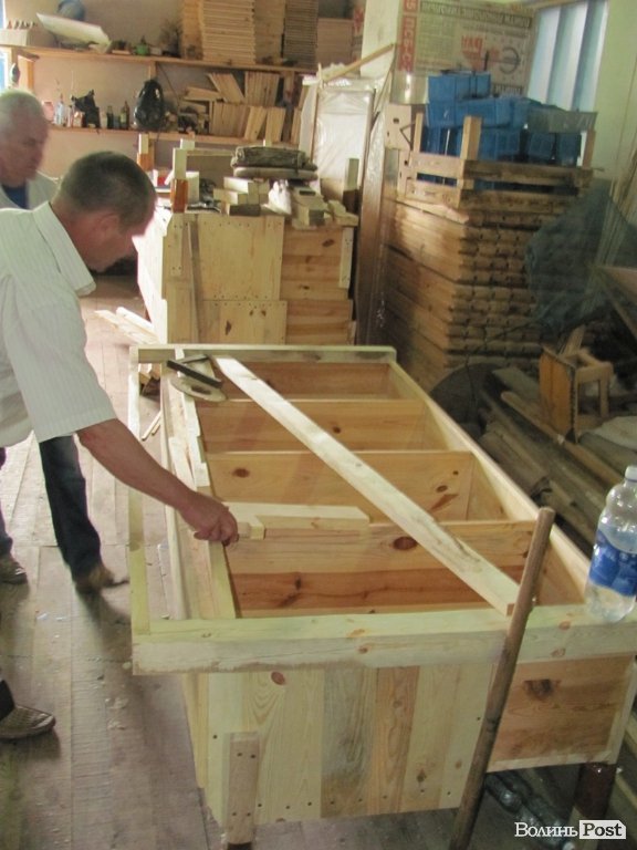 Волинський фермер спить на бджолах. ФОТО