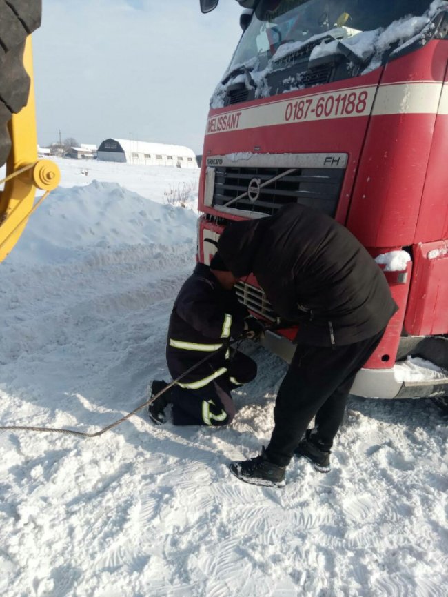 У центрі Луцька тролейбус застряг у сніговому заметі. ФОТО