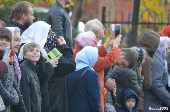 Килим із квітів та цілування рук: як у Луцьку зустріли Онуфрія. ФОТОРЕПОРТАЖ