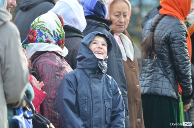 Килим із квітів та цілування рук: як у Луцьку зустріли Онуфрія. ФОТОРЕПОРТАЖ