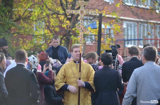 Килим із квітів та цілування рук: як у Луцьку зустріли Онуфрія. ФОТОРЕПОРТАЖ