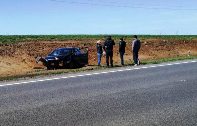 На Волині після зіткнення авто злетіло з дороги: рятують жінку-водійку