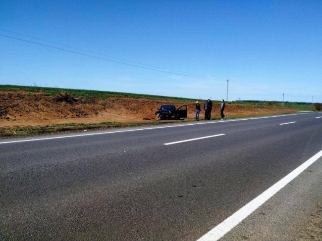На Волині після зіткнення авто злетіло з дороги: рятують жінку-водійку