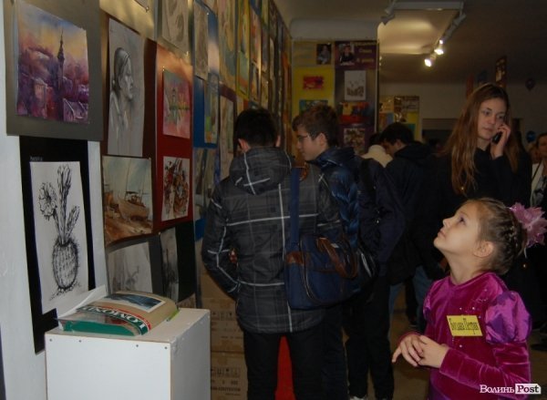 У луцькій мистецькій галереї – сотні дитячих малюнків. ФОТО 