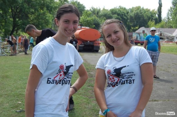 Дівчата спостерігають за спортивним дійством