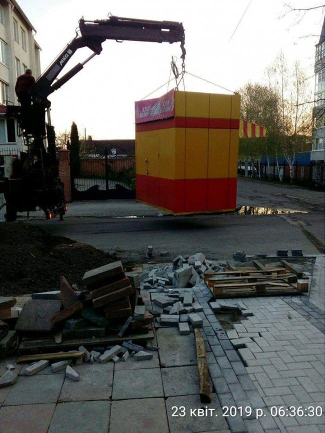 У Луцьку знесли хлібний кіоск і халабуду