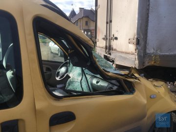 Аварія на Волині: легковик влетів у КамАЗ. ФОТО