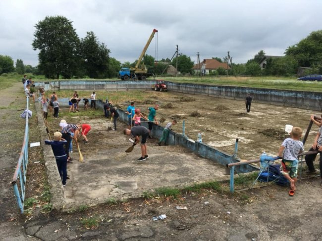 На Волині люди власними силами відновлюють басейн. ФОТО