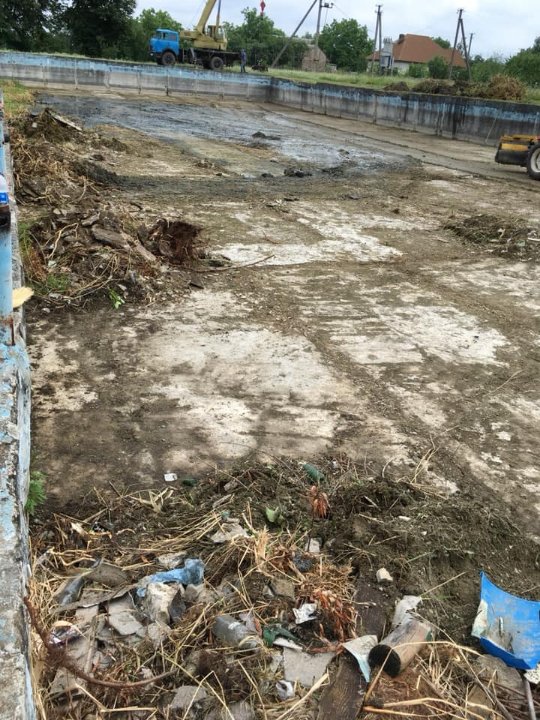 На Волині люди власними силами відновлюють басейн. ФОТО