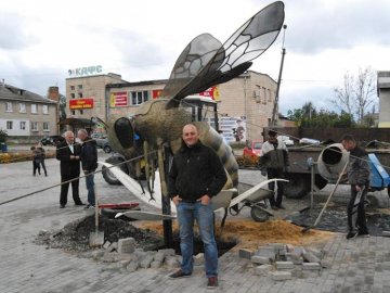 У волинському селищі «поселилася» гігантська бджола. ФОТО