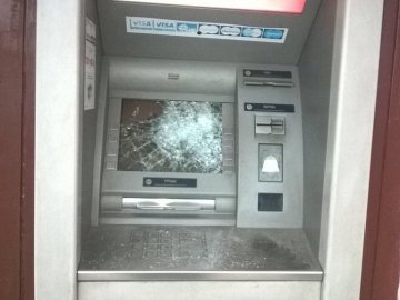 Розвалили банкомат і потрощили вікна: у волинському місті – нічний погром. ФОТО