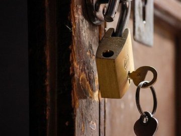 Зірвав замок з дверей: на Волині чоловік обікрав односельчанку