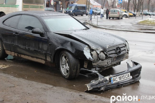 Аварія у Луцьку: зіткнулись Mercedes і ВАЗ. ФОТО