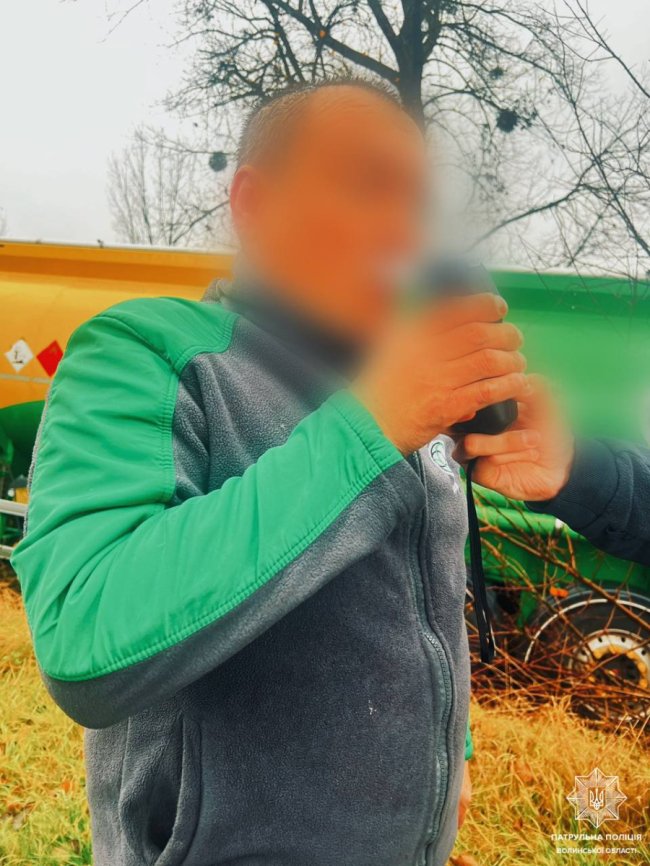 На Волині п'яний 30-річний водій з небезпечним вантажем з'їхав у кювет