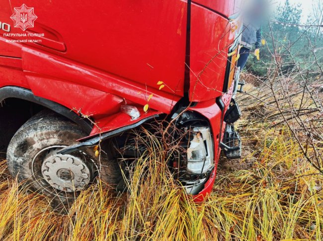 На Волині п'яний 30-річний водій з небезпечним вантажем з'їхав у кювет