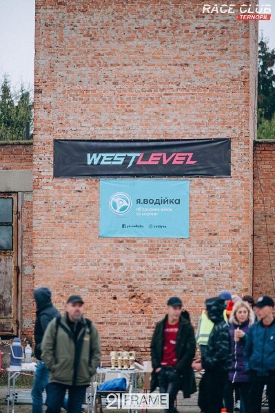 Під Луцьком влаштували екстремальні автогонки. ФОТО 