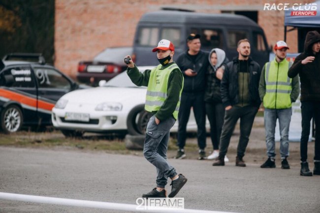 Під Луцьком влаштували екстремальні автогонки. ФОТО 
