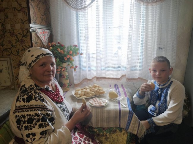 У селі на Волині зберегли старовинну традицію випікати млинці у печі