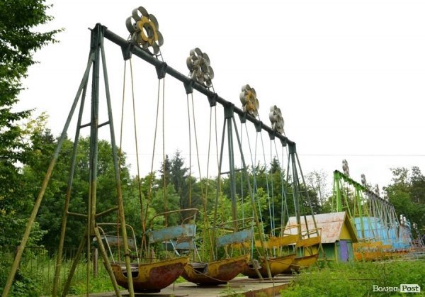 У луцькому парку катаються на атракціонах 1968 року. ФОТО