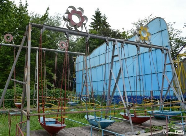 У луцькому парку катаються на атракціонах 1968 року. ФОТО