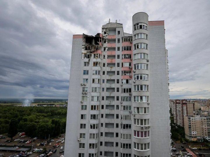 У Києві росіяни поцілили у 25-поверховий житловий будинок