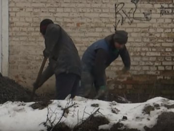 У Луцьку скандальна «буковельська» фірма поклала асфальт на сніг. ВІДЕО