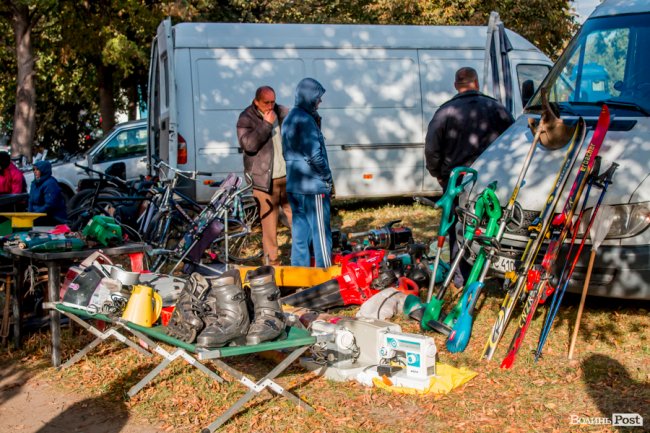  «Барахолка» луцького авторинку: що продають, окрім машин. ФОТО