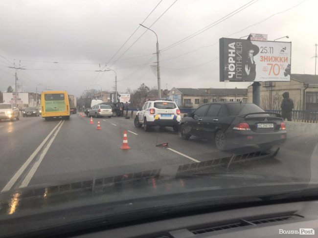 На мосту, що з’єднує Перемоги і Соборності, – аварія: рух ускладнений 