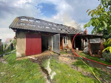 На Волині через влучання блискавки загорілася будівля