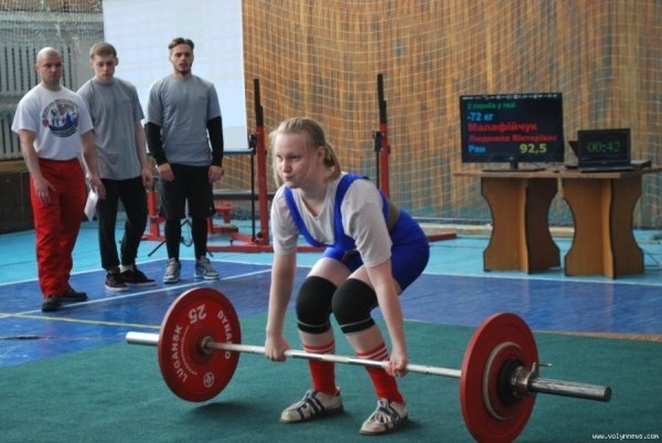У Луцьку змагаються м'язисті дівчата і хлопці. ФОТО