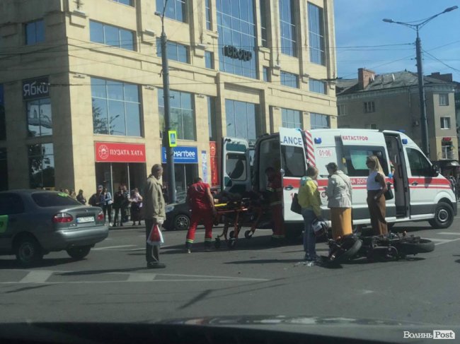 Водій таксі збив мотоцикліста у центрі Луцька. ФОТО