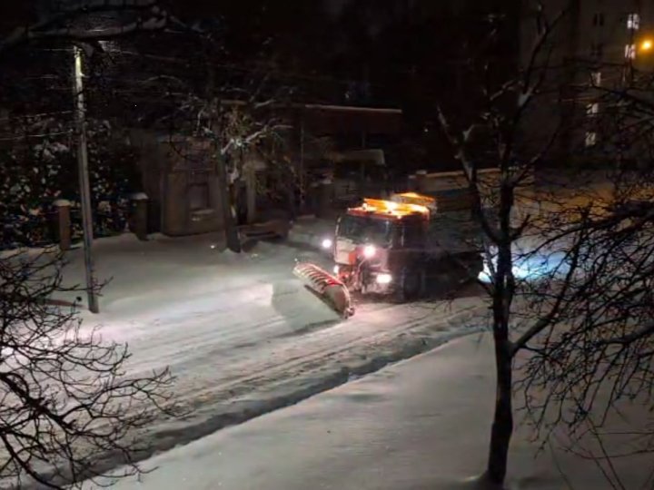 На луцькі вулиці за ніч пішло 76 тонн солі та щебеню