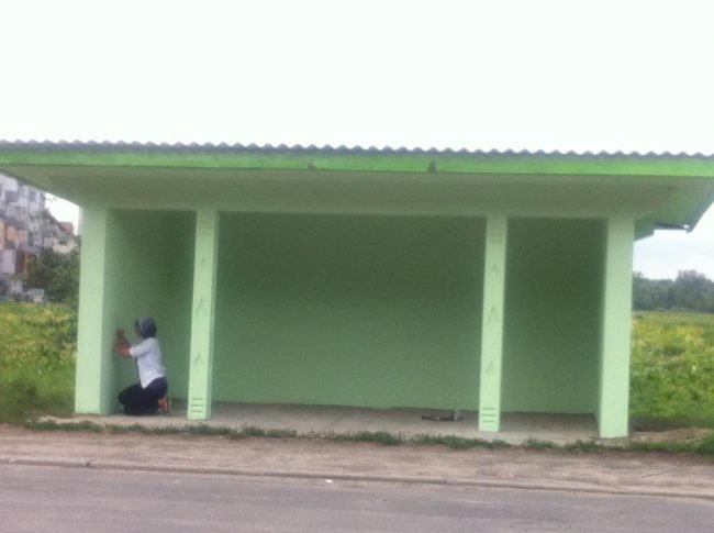 У селищі на Волині діти розмалюють зупинку квітами