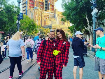 Як співак з Луцька MONATIK із дружиною відпочивають у «Діснейленді»