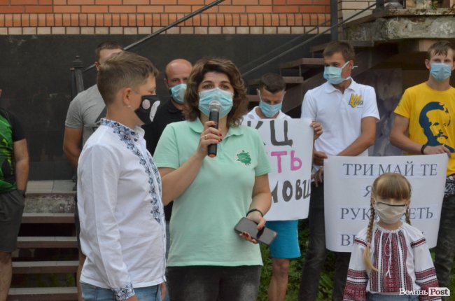 Бандероль із язиком корови для Медведчука: у Луцьку активісти влаштували мітинг на захист мови 