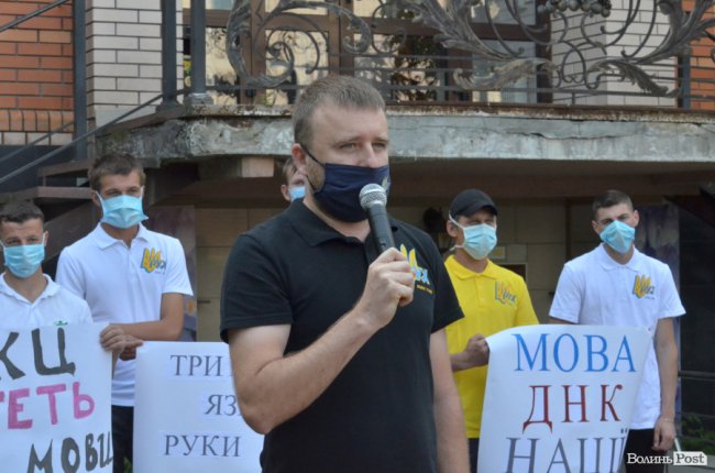 Бандероль із язиком корови для Медведчука: у Луцьку активісти влаштували мітинг на захист мови 