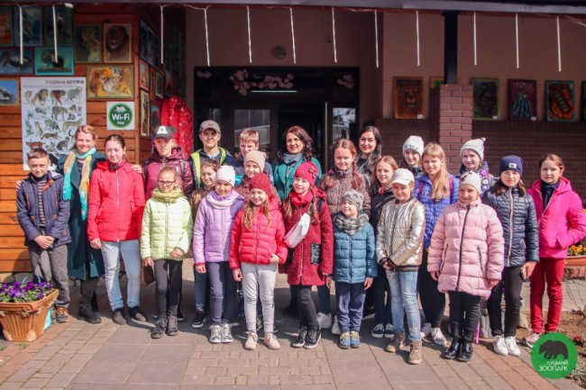 Юні луцькі художники презентували виставку робіт у луцькому зоопарку. ФОТО