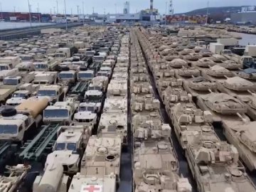 До Польщі прибула військова техніка зі США, частину якої відправлять в Україну. ВІДЕО