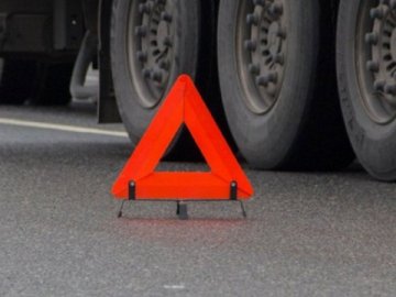 На Волині фура переїхала чоловіка, який лежав на дорозі