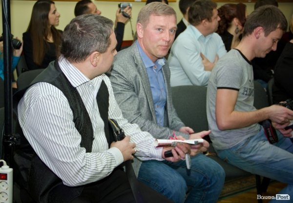 На довгоногих красунь та одяг прийшов подивитися депутат Луцькради Олег Чернецький. На дні моди він був від початку й до кінця. 