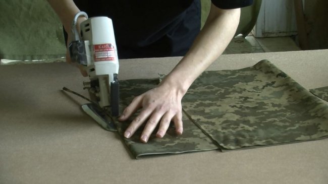 Лучанин у власній майстерні шиє медичні ноші для бійців. ФОТО. ВІДЕО Лучанин у власній майстерні шиє медичні ноші для бійців. ФОТО. ВІДЕО