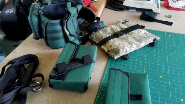 Лучанин у власній майстерні шиє медичні ноші для бійців. ФОТО. ВІДЕО Лучанин у власній майстерні шиє медичні ноші для бійців. ФОТО. ВІДЕО