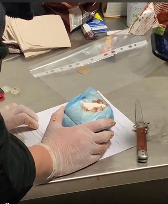 Кокаїн у банці з томатом: у Борисполі затримали наркокур’єра. ВІДЕО